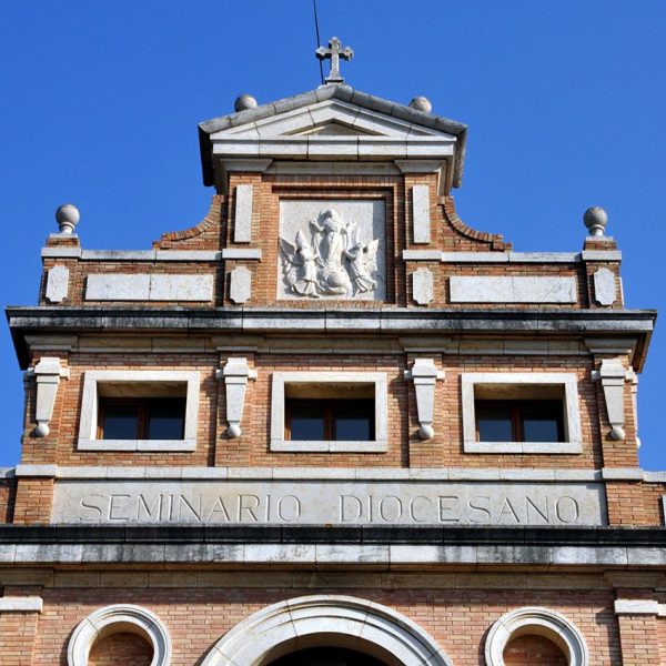 Tortosa.- Seminari Conciliar – Coronament del cos central de la façana decorat amb un relleu de l’Ascensió de la Verge (7/2012)