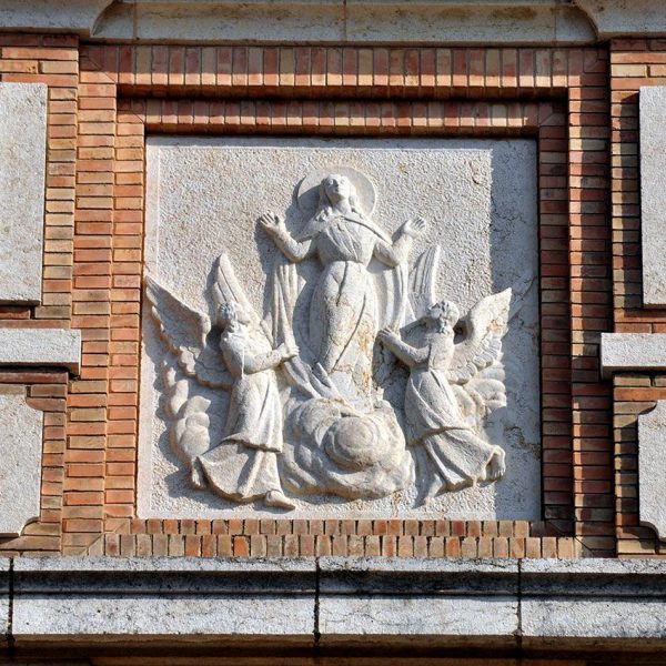 Tortosa.- Seminari Conciliar – Coronament del cos central de la façana decorat amb un relleu de l’Ascensió de la Verge (7/2012)