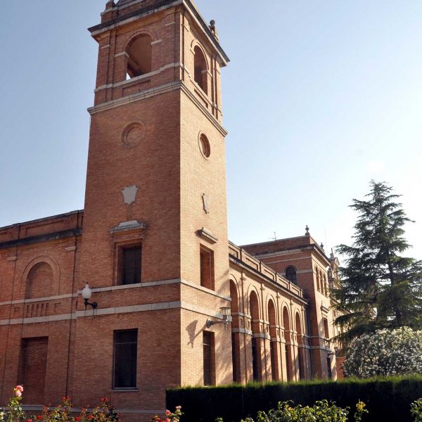 Tortosa.- Seminari Conciliar – Torre campanar a l’extrem de llevant de la façana de planta quadrada amb quatre obertures i coberta piramidal (7/2012)