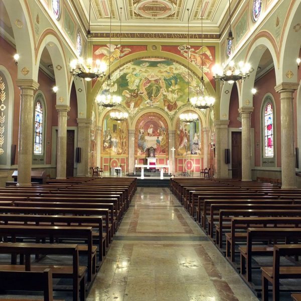 Tortosa.- Capella dedicada a la Sda. Família i a la immaculada Concepció de planta basilical i tres naus separades per arcades de mig punt sobre columnes dòriques (8/2012)