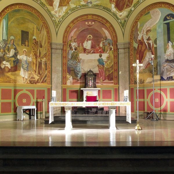 Tortosa.- Capella dedicada a la Sda. Família i a la immaculada Concepció – Vista del presbiteri amb l’absis pentagonal decorat amb pintures de Josep Obiols (8/2012)