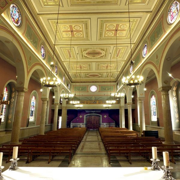 Tortosa.- Capella dedicada a la Sda. Família i a la immaculada Concepció – Vista dels peus de les naus cobertes amb el sostre pla i cassetons pintats (8/2012)