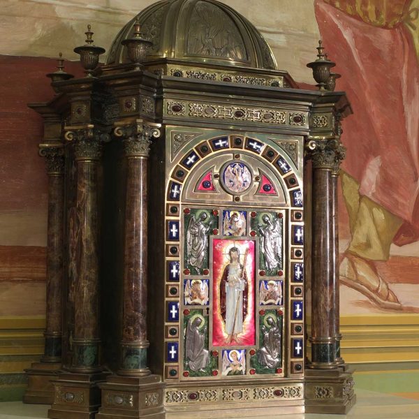 Tortosa.-Capella dedicada a la Sda. Família i a la immaculada Concepció – Sagrari en forma de temple flanquejat per columnes amb capitells i decorat amb esmalts (8/2012)