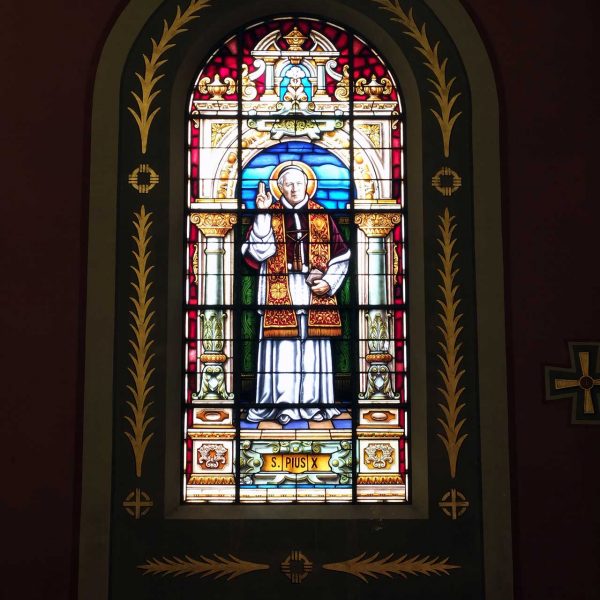 Tortosa.-Capella dedicada a la Sda. Família i a la immaculada Concepció – Finestra lateral de vitralls de colors amb la imatge de Sant Pius X (8/2012)