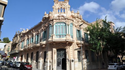 Tortosa.- Casa Brunet de l’any 1913 d’estil modernista/eclèctic de l’arquitecte José Maria Urquizú de planta baixa i pis amb dues façanes unides en un xamfrà (7/2012)