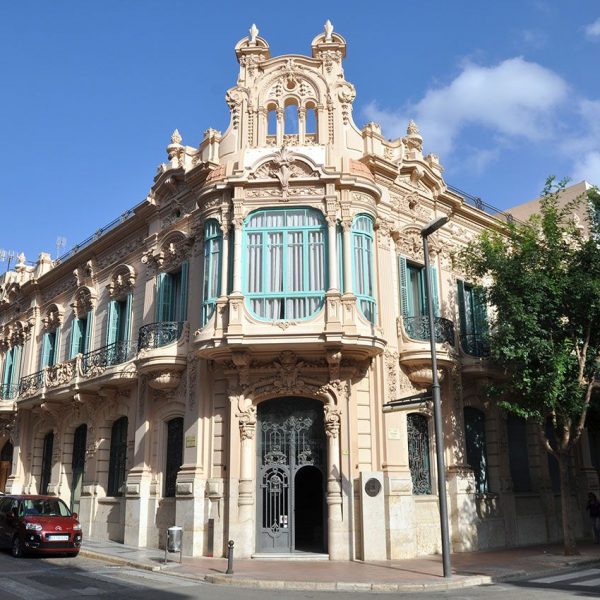 Tortosa.- Casa Brunet de l’any 1913 d’estil modernista/eclèctic de l’arquitecte José Maria Urquizú de planta baixa i pis amb dues façanes unides en un xamfrà (7/2012)