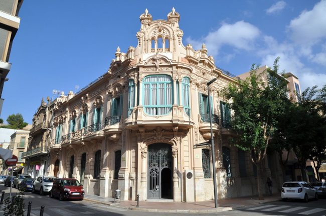 Tortosa.- Casa Brunet de l’any 1913 d’estil modernista/eclèctic de l’arquitecte José Maria Urquizú de planta baixa i pis amb dues façanes unides en un xamfrà (7/2012)