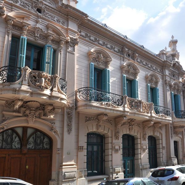 Tortosa.- Casa Brunet de l’any 1913 – Façana lateral amb les obertures de la planta baixa d’arc rebaixat i les del pis formant frontons semi-circulars decorats amb imatges (7/2012)