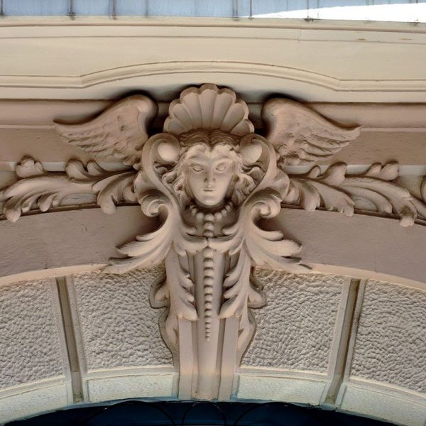 Tortosa.- Casa Brunet de l’any 1913 – Decoració al•legòrica sobre l’arcada de la porta lateral (7/2012)