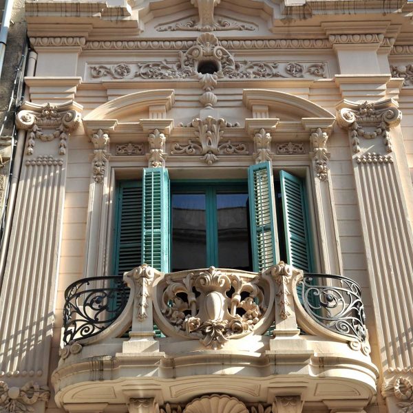Tortosa.- Casa Brunet de l’any 1913 – Balcó de la façana lateral delimitat per pilastres estriades i baranes de ferro forjat amb una exuberant decoració rococó (7/2012)