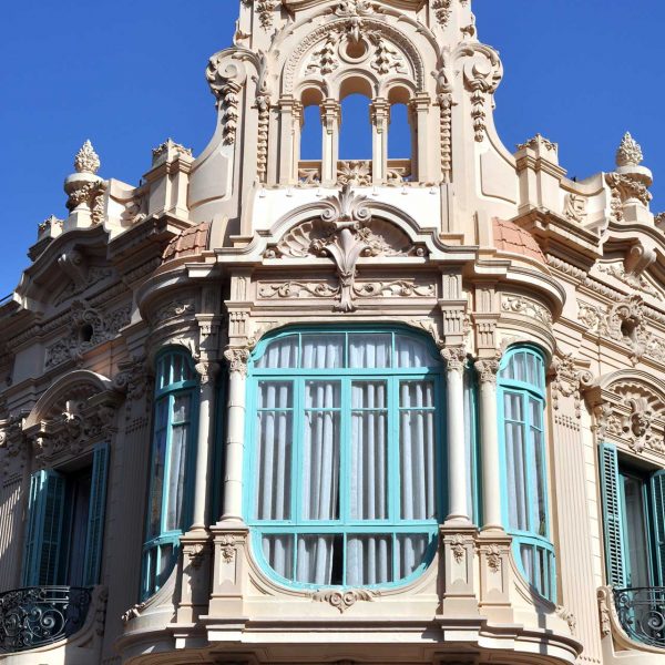 Tortosa.- Casa Brunet de l’any 1913 – Xamfrà amb una tribuna al pis coronada per un entaulament de tres arcs i dues torrelles decorades amb flames (7/2012)