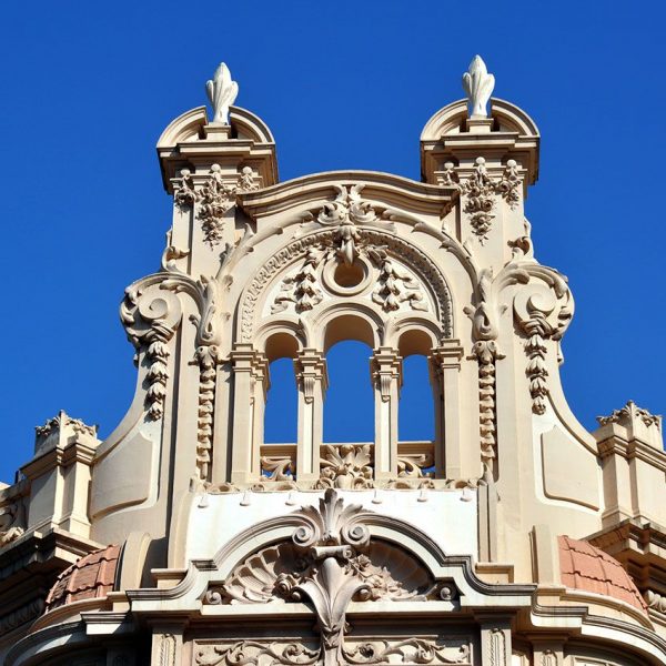 Tortosa.- Casa Brunet de l’any 1913 – Detall del coronament del xamfrà format per un entaulament de tres arcs i dues torrelles decorades amb flames (7/2012)