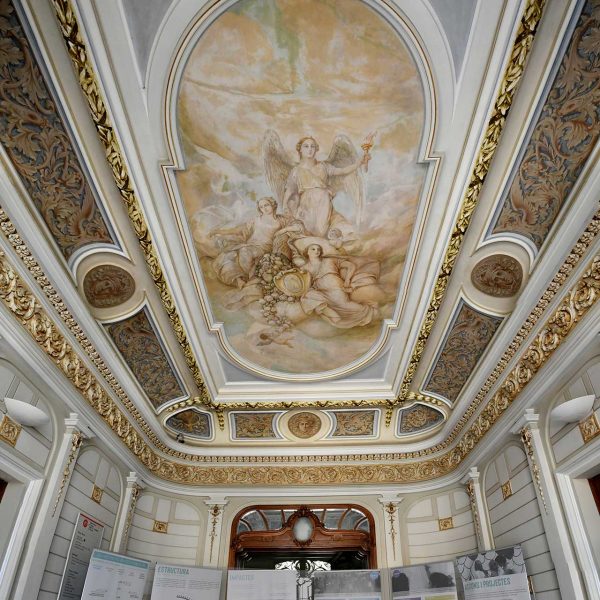 Tortosa.- Casa Brunet de l’any 1913 – Vestíbul de concepció modernista amb el sostre decorat amb pintures murals clàssiques (7/2022)