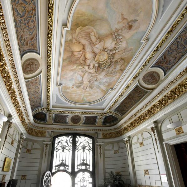 Tortosa.- Casa Brunet de l’any 1913 – Vestíbul de concepció modernista amb el sostre decorat amb pintures murals clàssiques (7/2022)