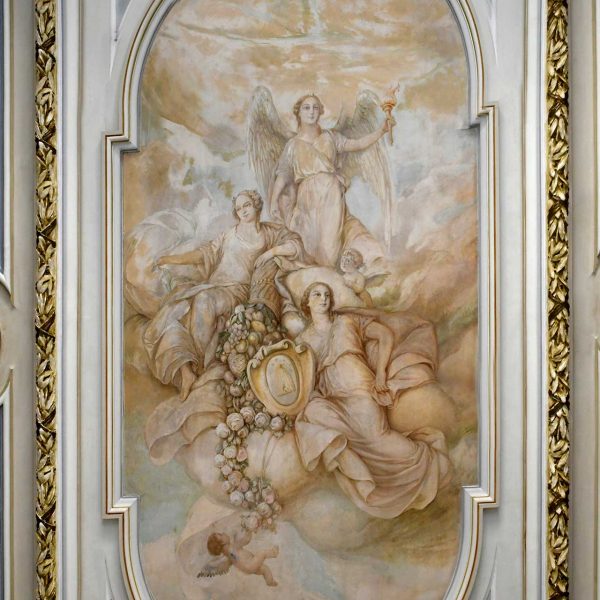 Tortosa.- Casa Brunet de l’any 1913 – Vestíbul de concepció modernista amb el sostre decorat amb pintures murals clàssiques (7/2022)