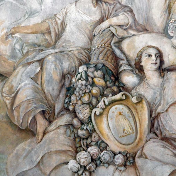 Tortosa.- Casa Brunet de l’any 1913 – Vestíbul de concepció modernista amb el sostre decorat amb pintures murals clàssiques (7/2022)