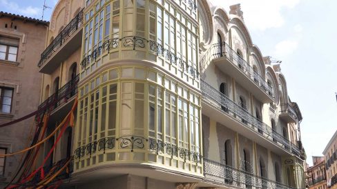 Tortosa.- Casa Grego, S. XX d’estil modernista realitzada per Pau Monguió on hi destaca la tribuna de fusta i vidre al xamfrà que uneix de les dues façanes (7/2012)