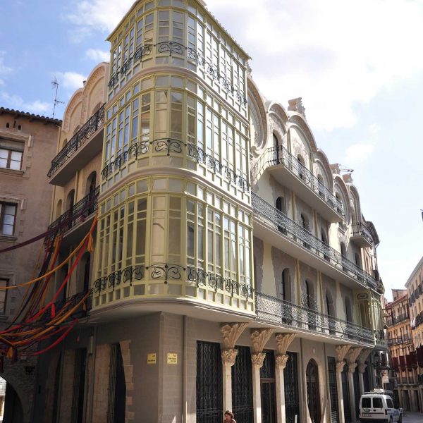 Tortosa.- Casa Grego, S. XX d’estil modernista realitzada per Pau Monguió on hi destaca la tribuna de fusta i vidre al xamfrà que uneix de les dues façanes (7/2012)