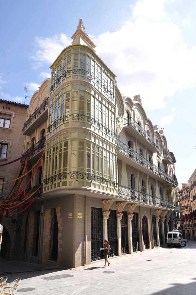 Tortosa.- Casa Grego, S. XX d’estil modernista realitzada per Pau Monguió on hi destaca la tribuna de fusta i vidre al xamfrà que uneix de les dues façanes (7/2012)