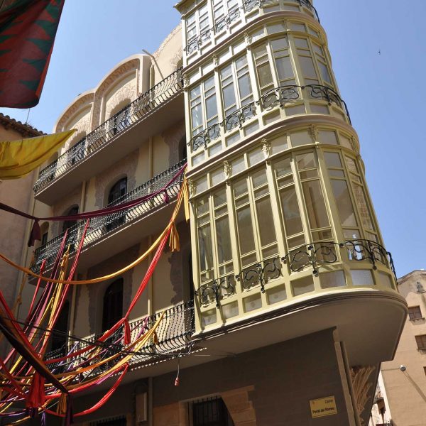 Tortosa.- Casa Grego, S. XX d’estil modernista realitzada per Pau Monguió on hi destaca la tribuna de fusta i vidre al xamfrà que uneix de les dues façanes (7/2012)