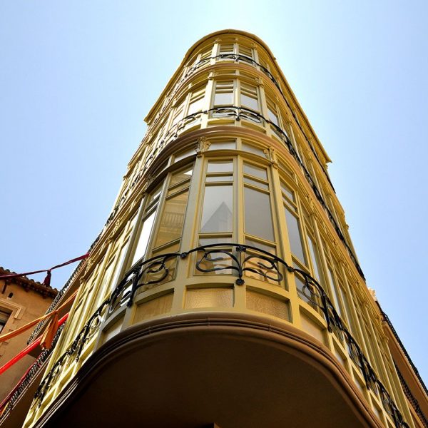 Tortosa.- Casa Grego, S. XX d’estil modernista realitzada per Pau Monguió on hi destaca la tribuna de fusta i vidre al xamfrà que uneix de les dues façanes (7/2012)