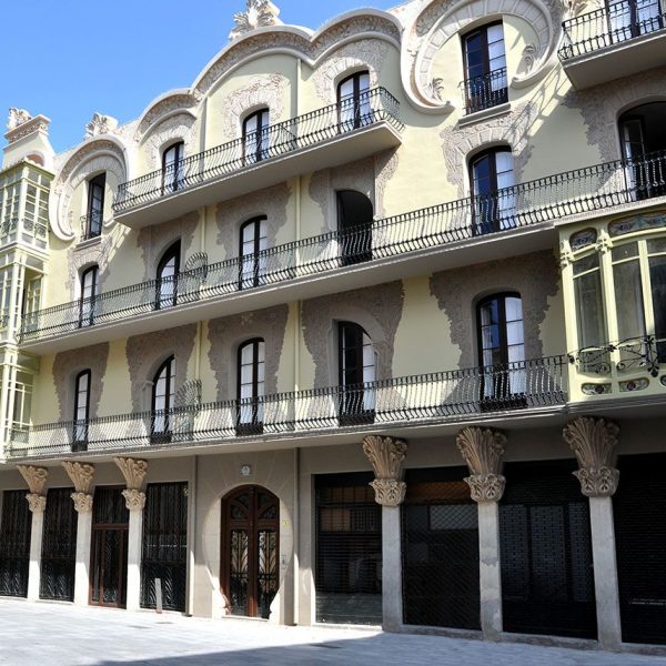 Tortosa.- Casa Grego, S. XX d’estil modernista de l’arquitecte Pau Monguió – Façana lateral coronada per motllures curvilínies amb balcons correguts i esgrafiats (7/2012)