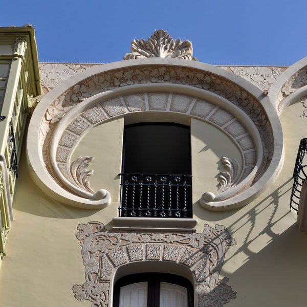 Tortosa.- Casa Grego, S. XX d’estil modernista de l’arquitecte Pau Monguió – Finestra del tercer pis encerclada per un joc de motllures amb motius florals (7/2012)