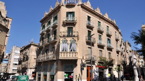 Tortosa.- Casa Matheu d’estil modernista de l’any 1907 de Pau Monguió amb dues façanes unides per un xamfrà decorat amb esgrafiats (7/2012