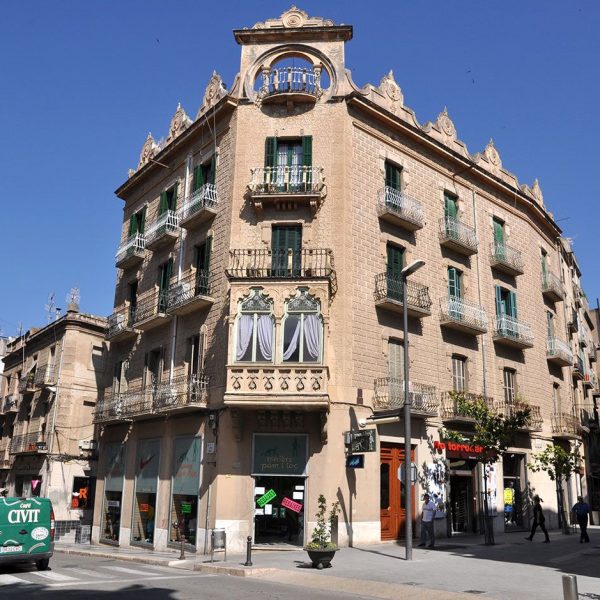 Tortosa.- Casa Matheu d’estil modernista de l’any 1907 de Pau Monguió amb dues façanes unides per un xamfrà decorat amb esgrafiats (7/2012