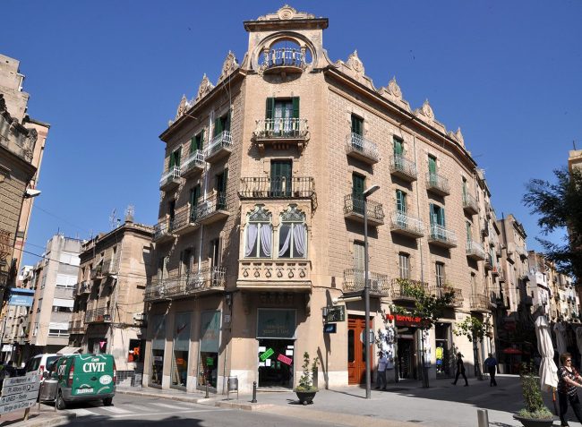 Tortosa.- Casa Matheu d’estil modernista de l’any 1907 de Pau Monguió amb dues façanes unides per un xamfrà decorat amb esgrafiats (7/2012