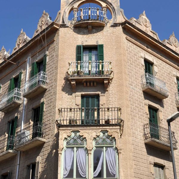 Tortosa.- Casa Matheu d’estil modernista de l’any 1907 – Xamfrà d’unió de les dues façanes on destaca la tribuna del primer pis amb vitralls emplomats (7/2012)