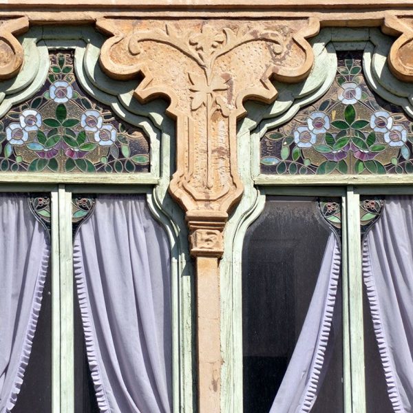 Tortosa.- Casa Matheu d’estil modernista de l’any 1907 – Detall dels vitralls emplomats de la tribuna del primer pis (7/2012)