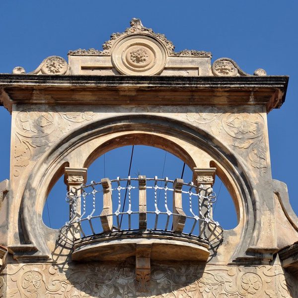 Tortosa.- Casa Matheu d’estil modernista de l’any 1907 – Coronament del xamfrà amb una gran obertura semi-circular en el terrat oferint un balcó (7/2012