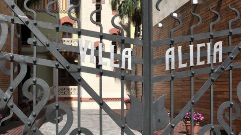 Tortosa.- Casa Pallarès o Villa Alicia, modernista del S. XX de Pau Monguió de planta quadrada que té una torre adossada també quadrada amb un mirador i terrat (7/2012)