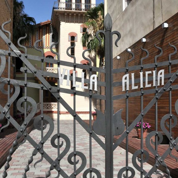 Tortosa.- Casa Pallarès o Villa Alicia, modernista del S. XX de Pau Monguió de planta quadrada que té una torre adossada també quadrada amb un mirador i terrat (7/2012)