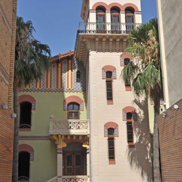 Tortosa.- Casa Pallarès o Villa Alicia, modernista del S. XX de Pau Monguió de planta quadrada que té una torre adossada també quadrada amb un mirador i terrat (7/2012)