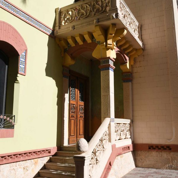 Tortosa.- Casa Pallarès o Villa Alicia, modernista del S. XX – Escala d’accés a la planta baixa i balcó del primer pis amb baranes decorades amb motius vegetals i florals (7/2022)
