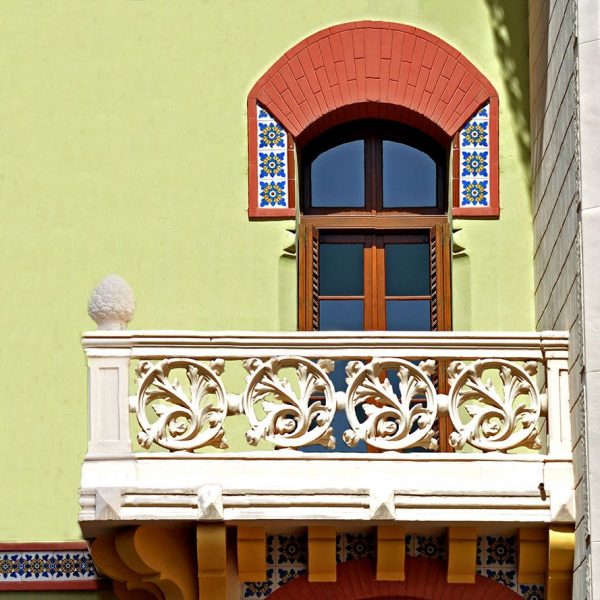 Tortosa.- Casa Pallarès o Villa Alicia, modernista del S. XX – Balcó del primer pis emmarcat de maons i ceràmica i barana decorada amb motius vegetals i florals (7/2012)