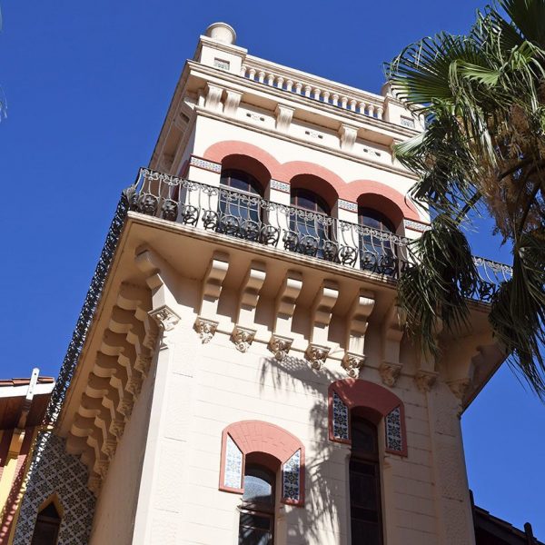 Tortosa.- Casa Pallarès o Villa Alicia, modernista del S. XX – Torre rodejada per una balconada de ferro forjat amb finestres d’arc rebaixat i terrat superior (7/2022)
