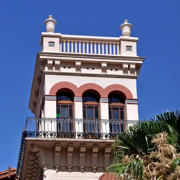 Tortosa.- Casa Pallarès o Villa Alicia, modernista del S. XX – Torre rodejada per una balconada de ferro forjat amb finestres d’arc rebaixat i terrat superior (7/2012)