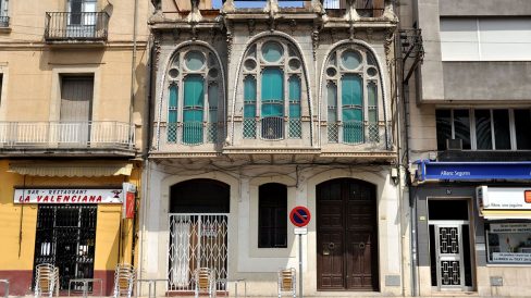 Tortosa.- Casa Pinyana, modernista de l’any 1923 de Pau Monguió de planta baixa i un pis sobresortit de la façana a manera de tribuna amb el cos central avançat (7/2012)