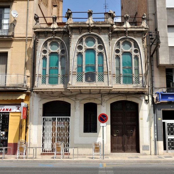 Tortosa.- Casa Pinyana, modernista de l’any 1923 de Pau Monguió de planta baixa i un pis sobresortit de la façana a manera de tribuna amb el cos central avançat (7/2012)