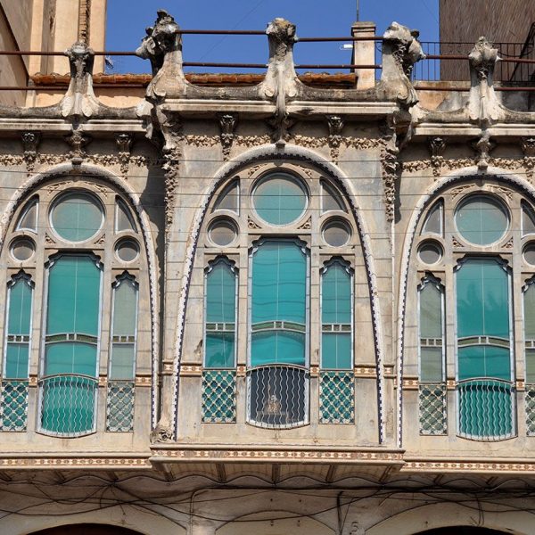 Tortosa.- Casa Pinyana, modernista de l’any 1923 de Pau Monguió – Primer pis a manera de tribuna amb tres finestral emmarcats per arcs parabòlics (7/2012)