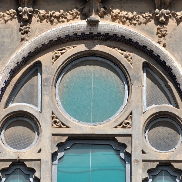 Tortosa.- Casa Pinyana, modernista de l’any 1923 de Pau Monguió – Detall d’una de les obertures dividida en tres finestres verticals amb tres rosasses (7/2012)