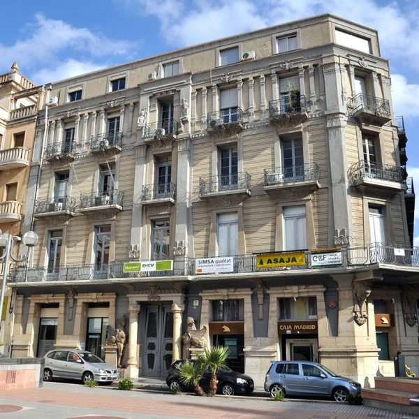 Tortosa.- Casa o Clínica Sabaté, modernista de l’any 1915 de planta baixa i quatre pisos que manifesta una rica ornamentació escultòrica derivats de l’art egipci (7/2012)