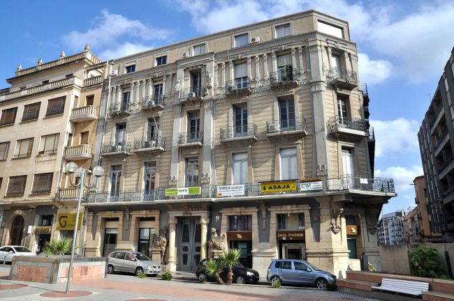 Tortosa.- Casa o Clínica Sabaté, modernista de l’any 1915 de planta baixa i quatre pisos que manifesta una rica ornamentació escultòrica derivats de l’art egipci (7/2012)