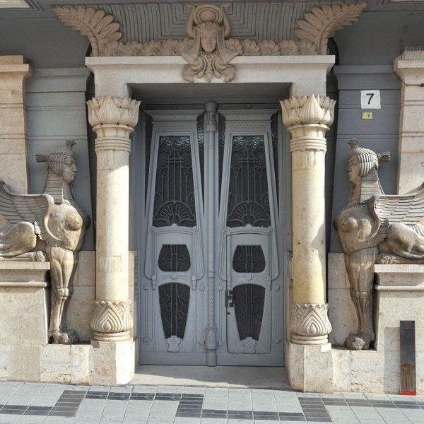 Tortosa.- Casa o Clínica Sabaté, modernista de l’any 1915 – Porta flanquejada per dues columnes amb capitells de lotus i dues esfinxs de pedra (7/2012)
