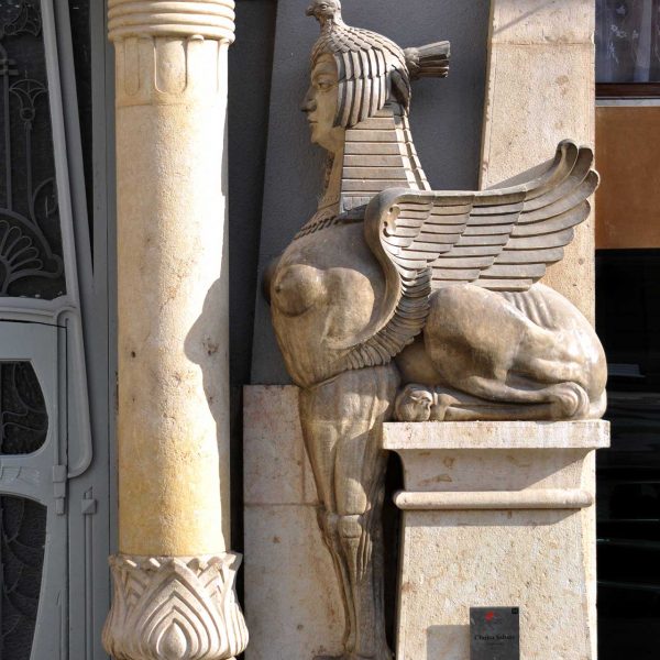 Tortosa.- Casa o Clínica Sabaté, modernista de l’any 1915 – Porta flanquejada per dues columnes amb capitells de lotus i dues esfinxs de pedra (7/2012)