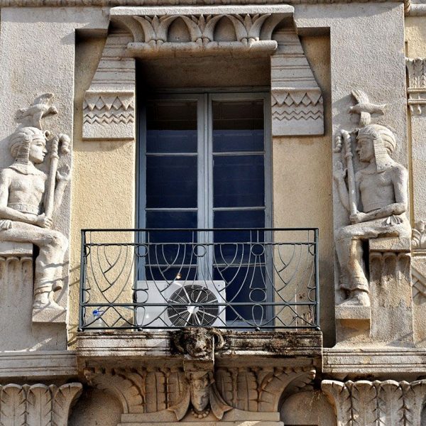 Tortosa.- Casa o Clínica Sabaté, modernista de l’any 1915 – Decoració de la finestra de l’últim pis que culmina l’eix de la porta amb dues imatges egípcies (7/2012)