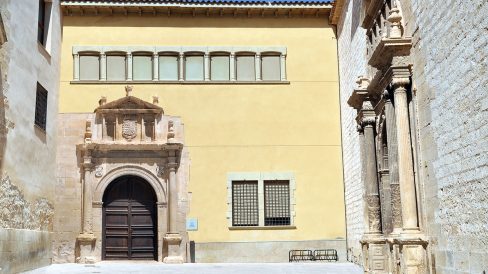 Tortosa.- Col·legi de Sant Jordi i Sant Domènec, S.XVI d’origen dominicà. Va ser destruït pels bombardejos de la guerra civil i només es salvà la portalada (7/2012
